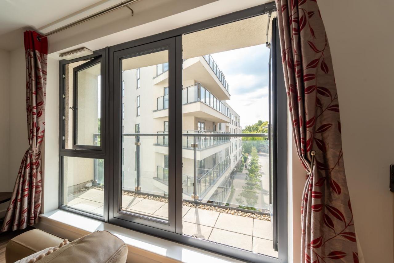 Spacious Apartment In Woking Town Centre Extérieur photo
