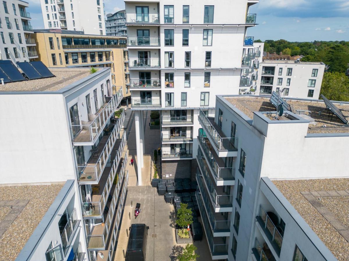Spacious Apartment In Woking Town Centre Extérieur photo