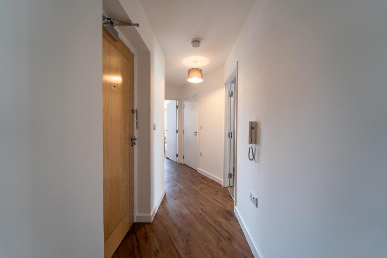 Spacious Apartment In Woking Town Centre Extérieur photo